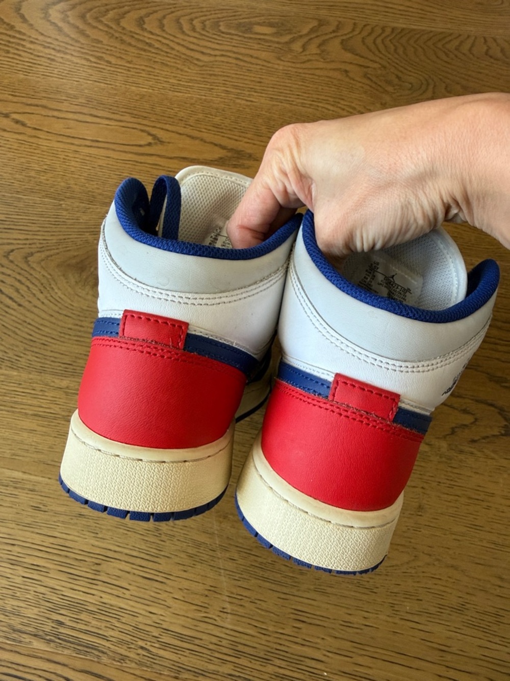 Nike Air Jordan 1 Mid - kids size 5.5Y - Picture 4 of 8